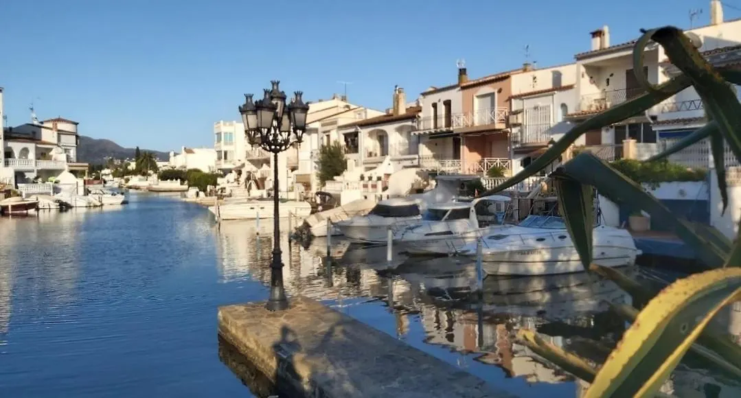 카스테요 뎀푸리에스 The Blue House Of The Costa Brava Arlet S Corner 아파트